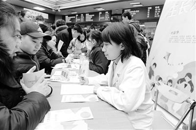 蘭州大學(xué)第一醫(yī)院舉行“新年！新高度！”兒童保健義診活動