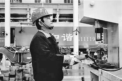 蘭州：寒夜黃河邊，他一把拉出落水大學(xué)生
