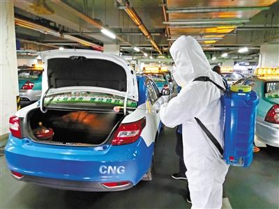 免費(fèi)接送一線抗“疫”人員 蘭州奔馬雷鋒車隊(duì)，你們真棒！