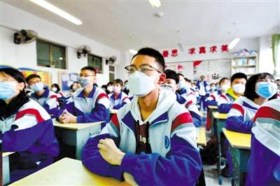 甘肅省初三和高一、高二年級(jí)學(xué)生昨日開學(xué) 青春校園又聞瑯瑯讀書聲