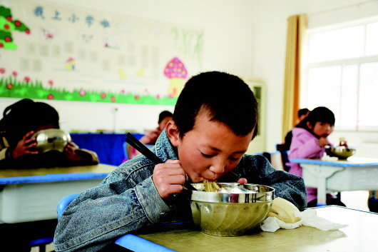 大寨鄉(xiāng)桂花小學:學生吃上“營養(yǎng)午餐” 