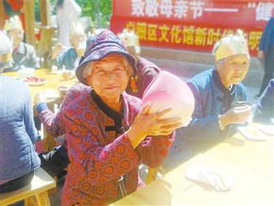 母親節(jié)，白銀“花村”擺了一場(chǎng)“敬老宴”