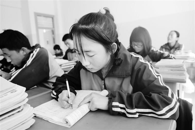 慶陽(yáng)環(huán)縣這名小姑娘，柔弱肩膀撐起一個(gè)大家庭