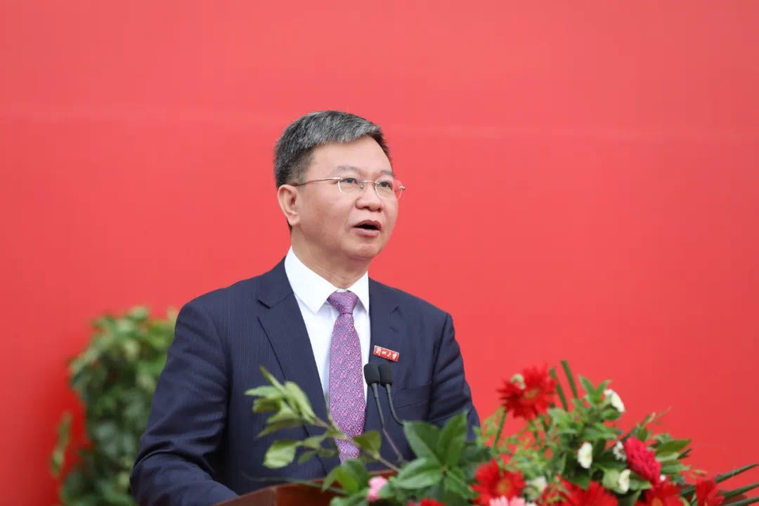 蘭州大學(xué)校長(zhǎng)嚴(yán)純?nèi)A寄語(yǔ)2020屆本科畢業(yè)生：做敢擔(dān)當(dāng)、能擔(dān)當(dāng)、有擔(dān)當(dāng)?shù)娜?>
        </a><em>蘭州大學(xué)校長(zhǎng)嚴(yán)純?nèi)A寄語(yǔ)2020屆本科畢業(yè)生：做敢擔(dān)當(dāng)、能擔(dān)當(dāng)、有擔(dān)當(dāng)?shù)娜?/em></li>
    <li><a  target=