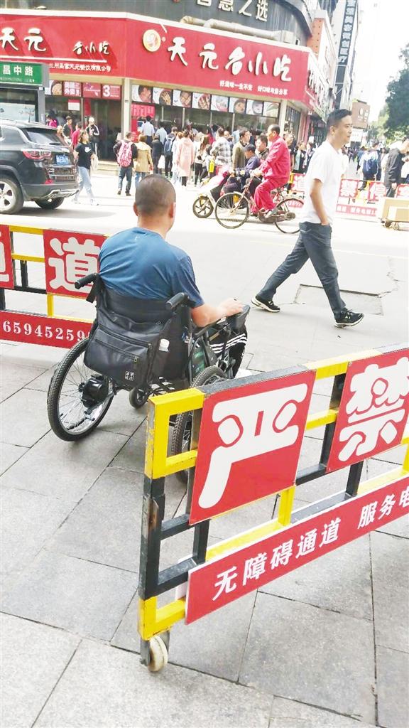 設(shè)置隔離保無障礙通道暢通張掖路步行街精細(xì)化管理更貼心