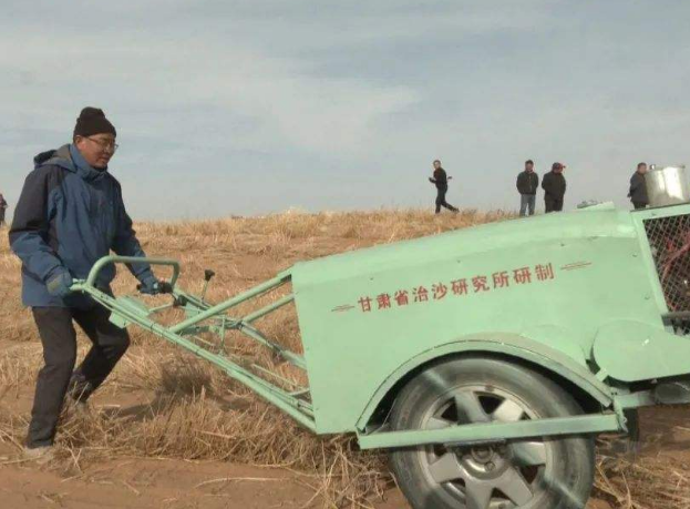 甘肅省研發(fā)的手扶式沙障機(jī)野外測試獲得成功