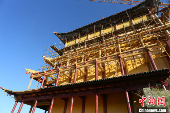 圖為5月上旬，甘肅山丹縣大佛寺內(nèi)，正在修繕中的古建筑大雄寶殿。 中新社記者 高展 攝