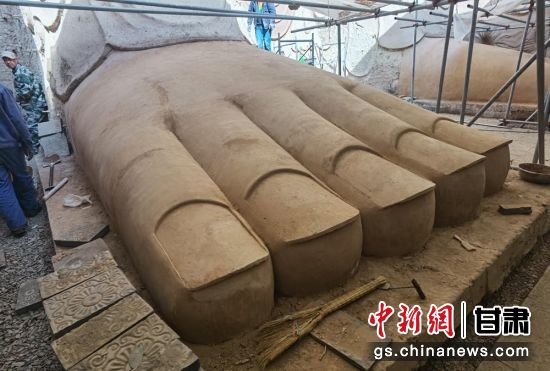 圖為中國(guó)“石窟鼻祖”天梯山石窟第13窟大佛足部與局部危巖體搶救性保護(hù)項(xiàng)目施工現(xiàn)場(chǎng)。陳曉斌 攝