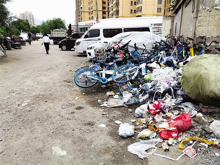 百米土路臟亂差，誰來管？經(jīng)記者協(xié)調(diào)，社區(qū)組織志愿者進(jìn)行了清理