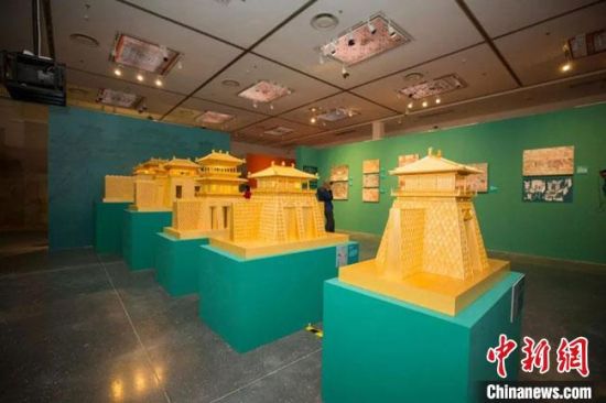 圖為呈現(xiàn)敦煌壁畫(huà)中的建筑和園林之美的復(fù)原模型。(資料圖) 敦煌研究院供圖