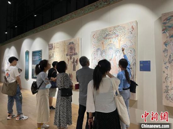 圖為展覽現(xiàn)場(chǎng)?！〗瓧顭?攝