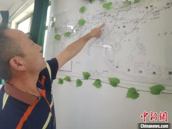 圖為甘肅省社會科學(xué)院絲綢之路研究所所長侯宗輝指出《絲綢之路古文明》課題組考察線路?！￠Z姣 攝