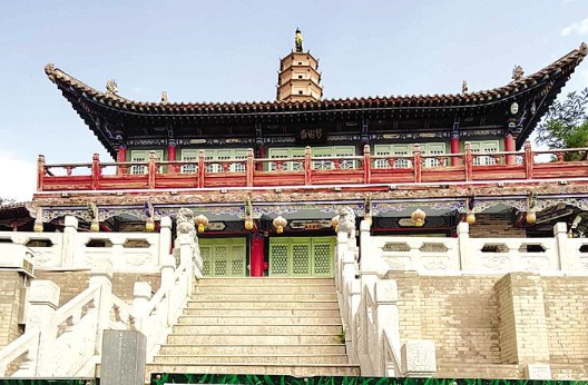 白塔寺閉門謝客，何時開放？管理處：白塔基礎出現(xiàn)病害圍擋施工，預計年底前完工