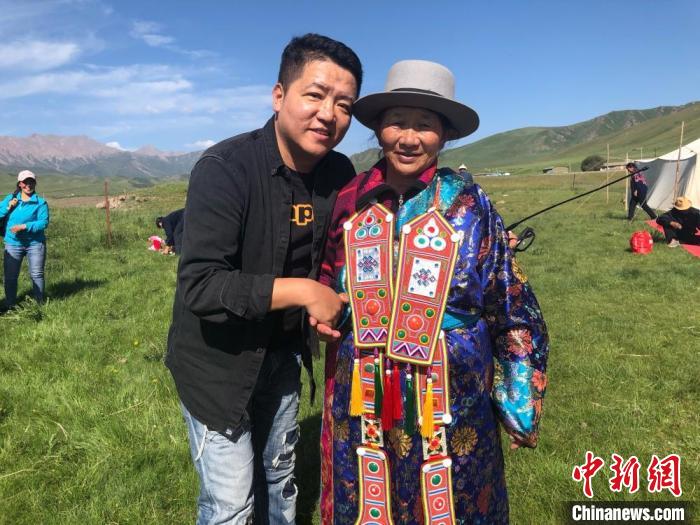 圖為拍攝紀(jì)錄片《西茂的婚禮》期間，張輝剛(左)與裕固族老人合影留念。(資料圖) 張輝剛供圖
