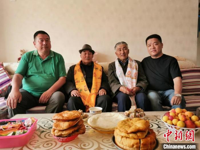 圖為張輝剛(右一)拜訪甘肅肅南縣裕固族德高望重的老人。(資料圖) 張輝剛供圖