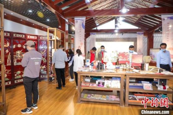圖為甘肅“一會一節(jié)”期間，位于敦煌的天水市展館中，民眾觀賞文創(chuàng)產(chǎn)品。　甘肅省文化和旅游廳供圖
