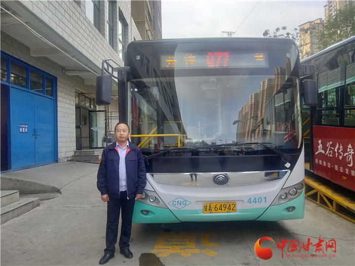 蘭州：公交司機聯合群眾協(xié)力抬車救人