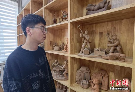 圖為學(xué)生介紹作品。 劉玉桃 攝