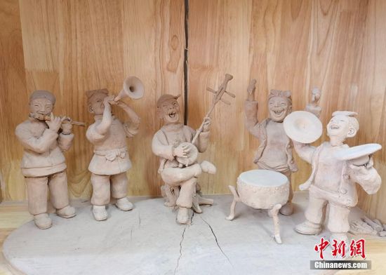 圖為泥塑作品展現(xiàn)人們娛樂場(chǎng)景。 劉玉桃 攝