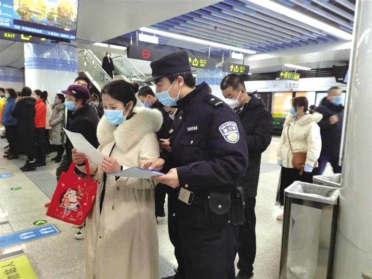 講解詐騙套路 普及“斷卡”常識 蘭州城關(guān)公安分局、交通治安分局聯(lián)合反詐宣傳進(jìn)地鐵