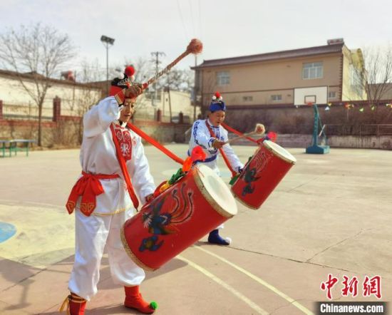 圖為劉玉均(右一)身穿青花服與隊員一起練習(xí)動作?！堟?攝