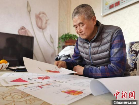 圖為陸鵬飛向記者展示多年帶隊的手寫筆記?！堟?攝