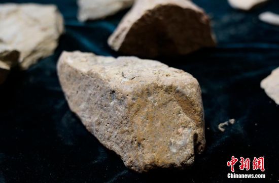 圖為靜寧縣賈河鄉(xiāng)竇坪村出土的石器。 夏劍鋒 攝
