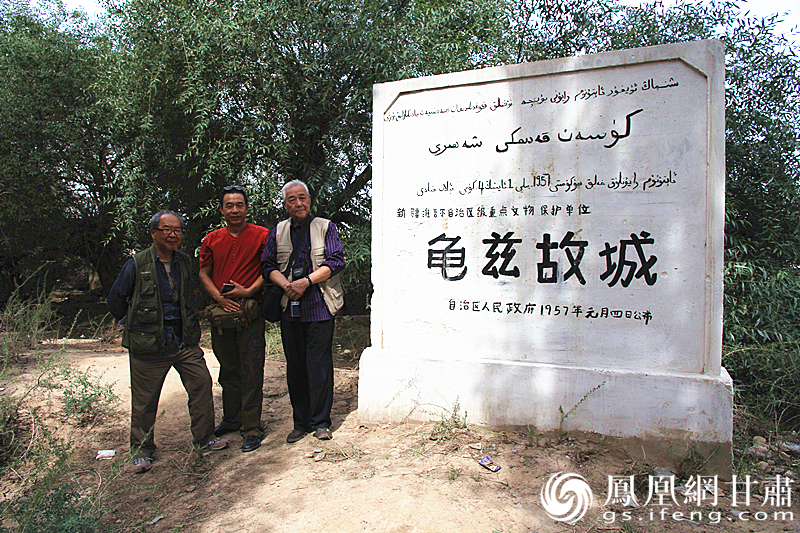 庫車是古代龜茲語，意為“龜茲人的城”，乃絲綢之路重鎮(zhèn)。2016年，蘇朗（右）、文巖（左）等藝術家前往庫車龜茲故城遺址采風。楊文遠 攝