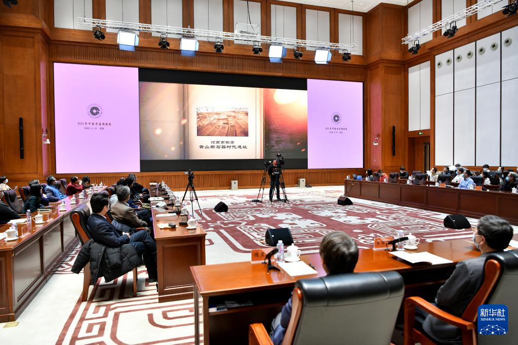 3月18日，在“中國社會(huì)科學(xué)院考古學(xué)論壇·2021年中國考古新發(fā)現(xiàn)”上，參會(huì)人員觀看宣傳視頻。