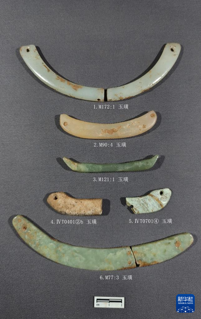 河南南陽市黃山新石器時(shí)代遺址出土的屈家?guī)X文化玉璜（資料圖）。