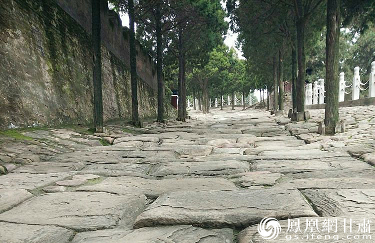 司馬遷祠的山崗下面有一段司馬古道，石條為北宋時鋪設(shè)，歷經(jīng)800余年的雨水沖刷、風(fēng)化、人走車碾，石條上的車轍印是這里曾經(jīng)繁華的歷史見證，又好像昭示太史公一生的坎坷與悲壯。楊文遠(yuǎn) 攝