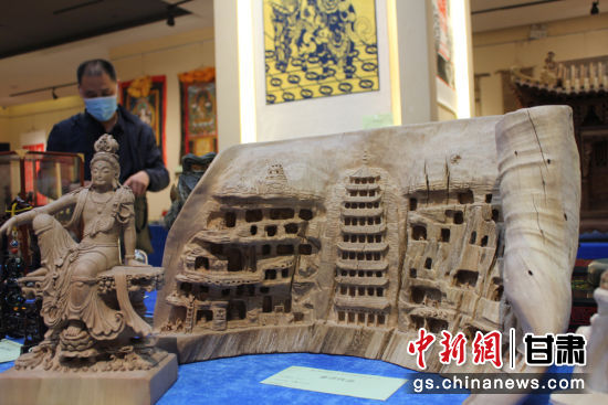 連日來，甘肅省工藝美術(shù)行業(yè)評(píng)審認(rèn)定工作會(huì)議在蘭州舉行。圖為以敦煌莫高窟為題材的木雕作品《守護(hù)》。徐雪 攝