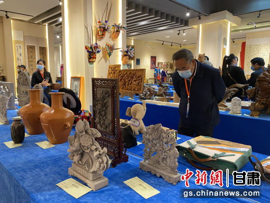 來自全省的近800件作品進(jìn)入專家評(píng)審環(huán)節(jié)，作品涵蓋雕塑雕刻、漆器、工藝花畫等多個(gè)類別。徐雪 攝