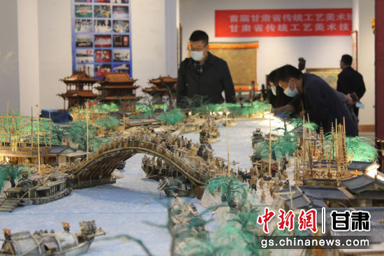 圖為參評(píng)作品牦牛角立體微雕“清明上河圖”。徐雪 攝