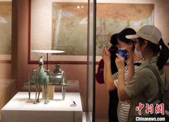 圖為參觀者參觀“大道攸歸：五涼文化展”展陳文物?！【琶赖┰?攝