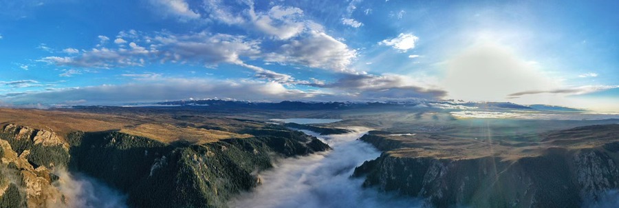 甘肅山丹馬場(chǎng)：峽谷云霧似仙境。 王超攝