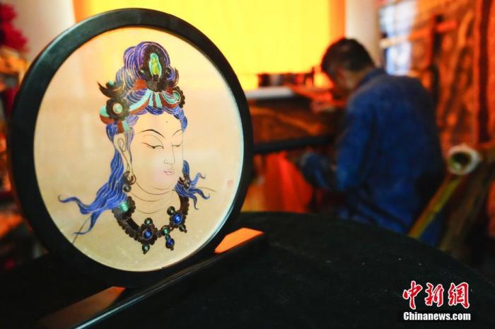 圖為劉云帆所創(chuàng)作的敦煌元素刺繡作品。 中新社發(fā) 謝秉錫 攝