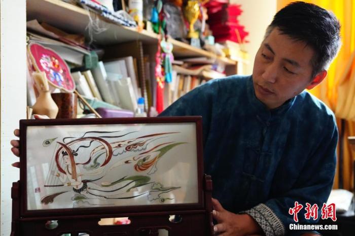 圖為劉云帆展示敦煌元素的刺繡作品。 中新社發(fā) 謝秉錫 攝