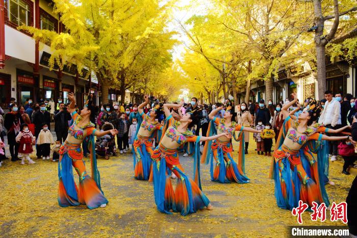 圖為秦州區(qū)文旅局組織的舞蹈隊(duì)帶來的舞蹈《絲路》?！∏刂輩^(qū)委宣布供圖
