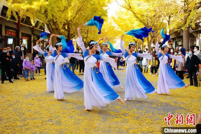 圖為秦州區(qū)文旅局組織的舞蹈隊(duì)帶來的舞蹈《萬疆》?！∏刂輩^(qū)委宣布供圖