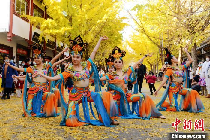 圖為秦州區(qū)文旅局組織的舞蹈隊(duì)帶來的舞蹈《絲路》。　秦州區(qū)委宣布供圖