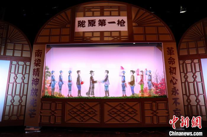 圖為甘肅新創(chuàng)紅色題材皮影戲《隴原第一槍》在蘭州市上演。(資料圖) 甘肅省文化和旅游廳供圖