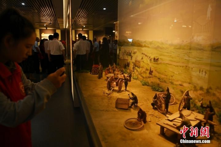 8月16日，甘肅省天水市張家川回族自治縣馬家塬車(chē)輿博物館內(nèi)，游客參觀拍攝關(guān)于戰(zhàn)國(guó)西戎車(chē)輿制作過(guò)程的模型。