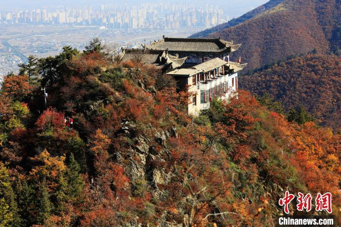 深秋，位于蘭州市榆中縣的興隆山，漫山遍野成五彩顏色。張?zhí)鞂?攝