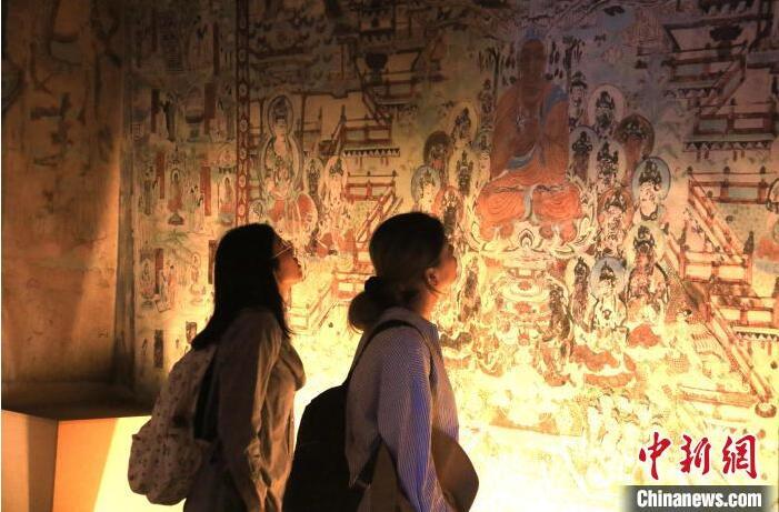 2023年8月27日，游客在甘肅省敦煌市博物館參觀文物展。張曉亮 攝(資料圖)