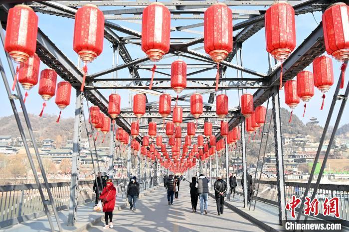 1月30日，裝扮一新的中山橋?yàn)榧磳⒌絹?lái)的新春佳節(jié)增添節(jié)日氛圍。九美旦增 攝</p><p>