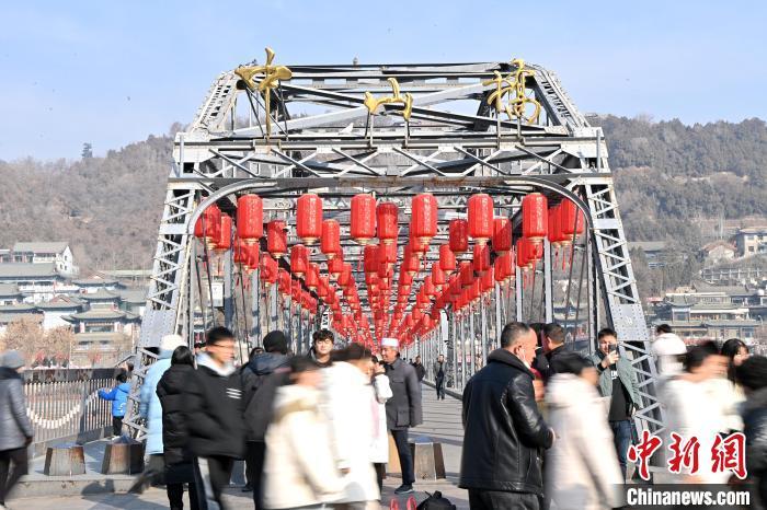 1月30日，裝扮一新的中山橋?yàn)榧磳⒌絹?lái)的新春佳節(jié)增添節(jié)日氛圍。九美旦增攝</p><p>