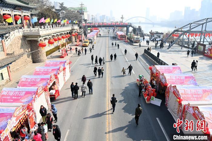 1月30日，蘭州黃河畔的年貨集市吸引顧客選購(gòu)年貨。九美旦增 攝</p><p>