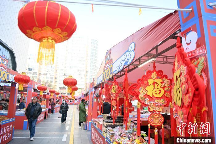 1月30日，蘭州街頭琳瑯滿目的年貨吸引顧客選購(gòu)。九美旦增 攝</p><p>