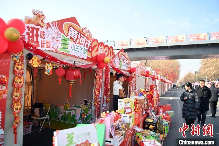 1月30日，蘭州黃河畔的年貨集市吸引顧客選購(gòu)年貨。九美旦增 攝</p><p>